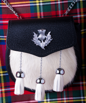 Sporran noir et blanc à pompons blancs